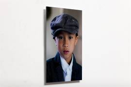 Kind portret foto achter acrylaat.