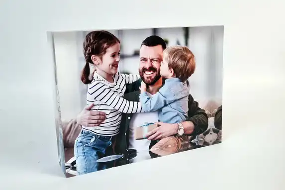 Familiefoto in plexiglazen blok, een prachtig moederdag of vaderdagcadeau.