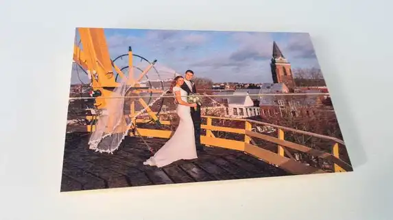 Foto op ayoushout als wanddecoratie, natuurlijk hout met warme uitstraling.