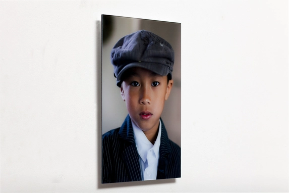 Kind portret foto achter acrylaat. 