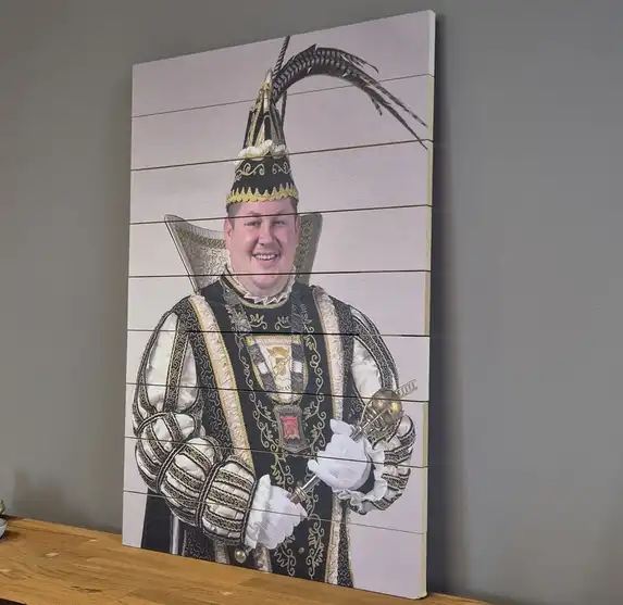 Portret foto op hout ayous Stokkum Prins Carnaval 2025 60x90cm.
