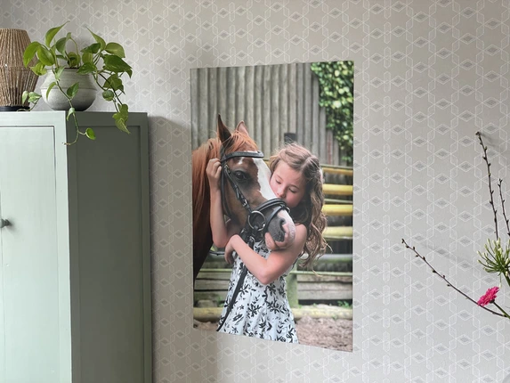 Poster van kind met paard: Fotogeschenk hoge kwaliteit fotoposters voor scherpe prijzen.