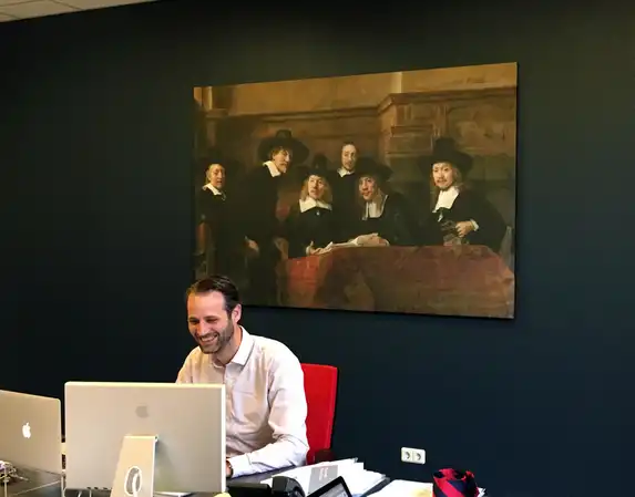 Reclamebureau True Communications uit Apeldoorn koos voor een reproductie fine art canvas mat van de Staalmeesters ter decoratie van hun kantoor. 