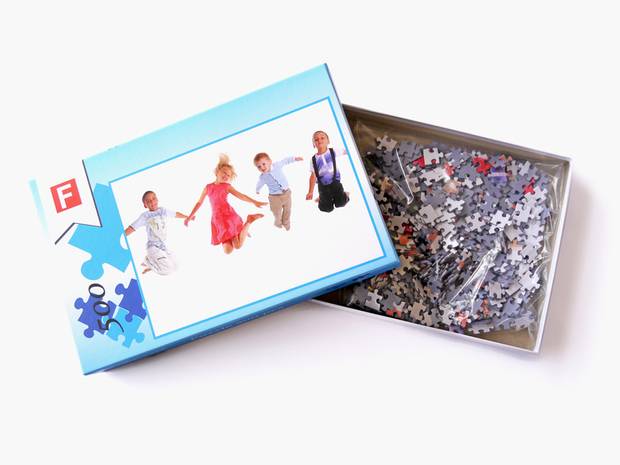 Fotopuzzel wordt geleverd met luxe doos met eigen opdruk en losse stukjes in de doos.
